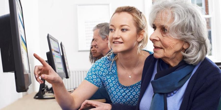 Vrouw krijgt computerhulp Vrouw krijgt computerhulp